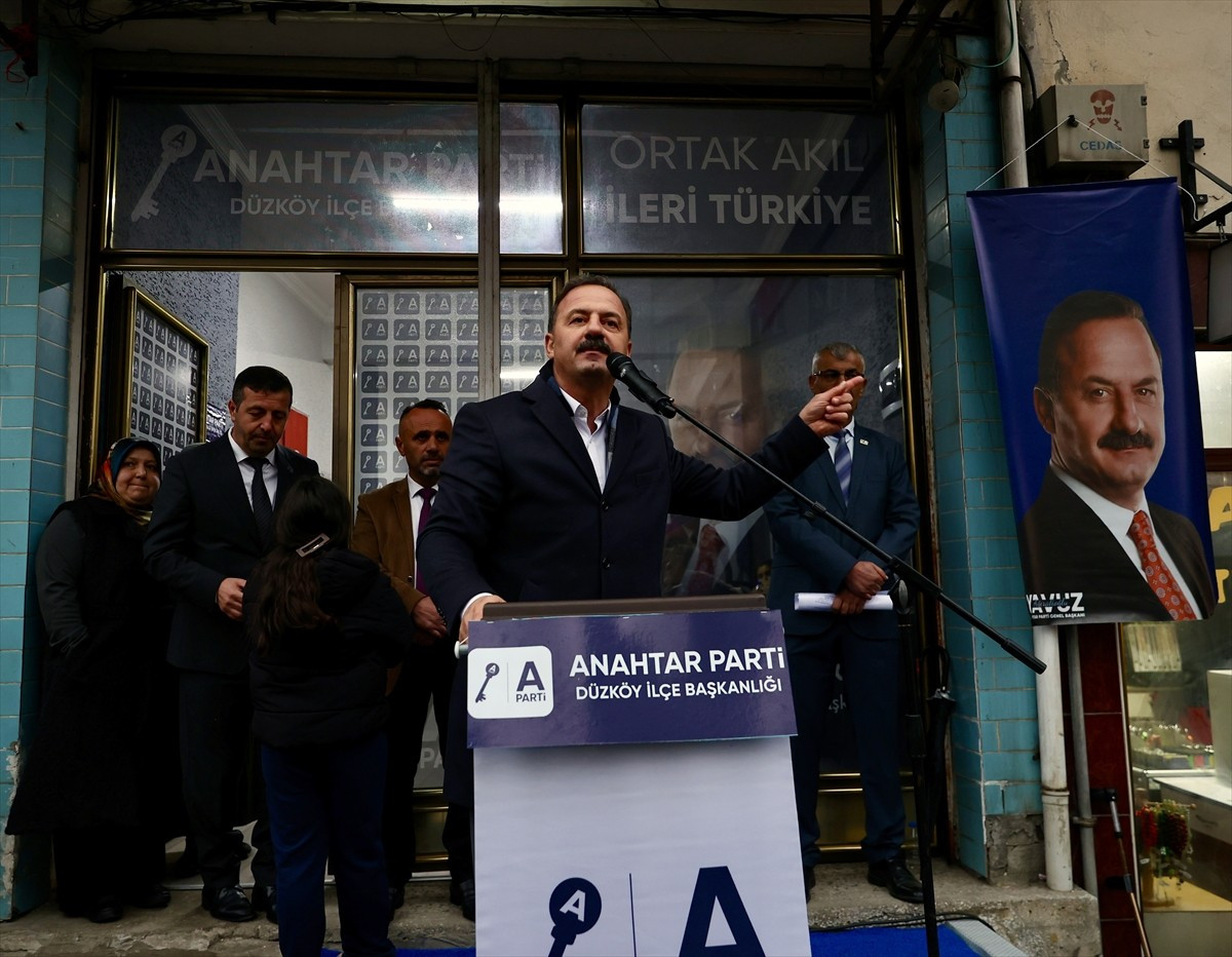 Anahtar Parti Genel Başkanı Yavuz Ağıralioğlu, Trabzon'un Düzköy ilçesinde partisinin ilçe...
