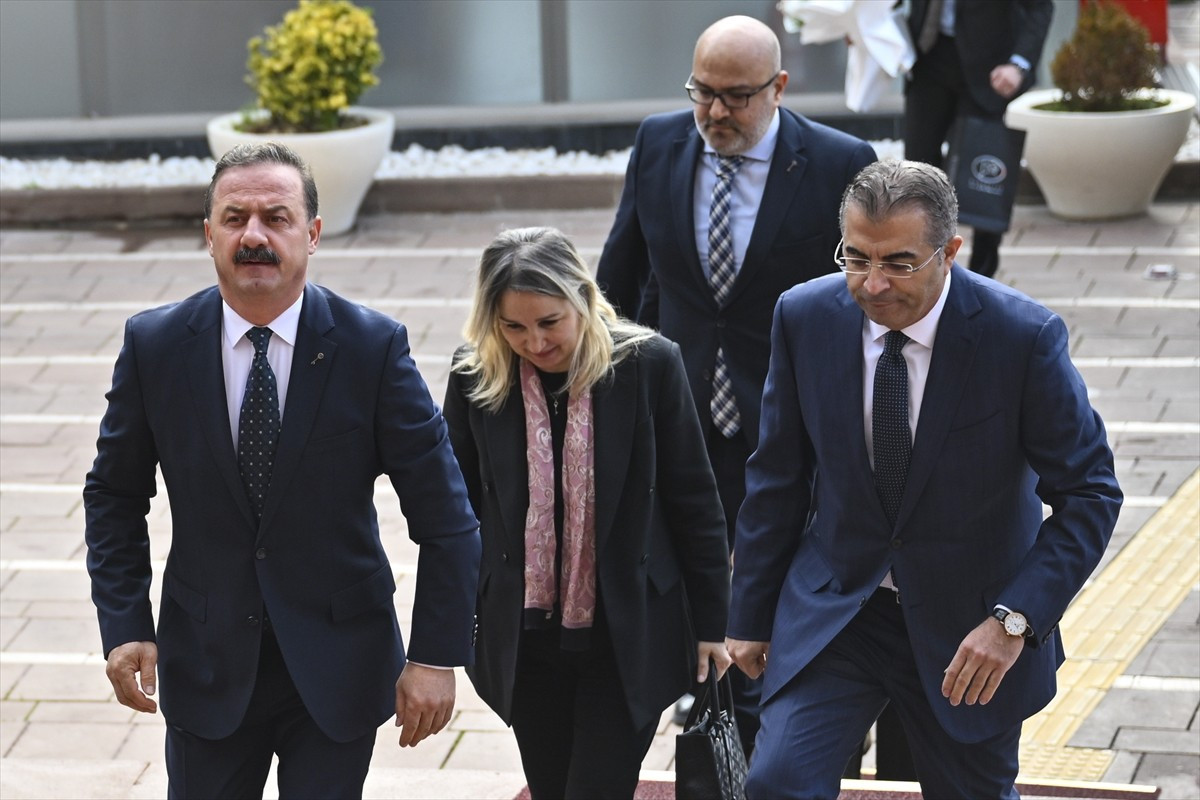 Anahtar Parti Genel Başkanı Yavuz Ağıralioğlu ve beraberindeki heyet, CHP Genel Başkanı Özgür Özel...