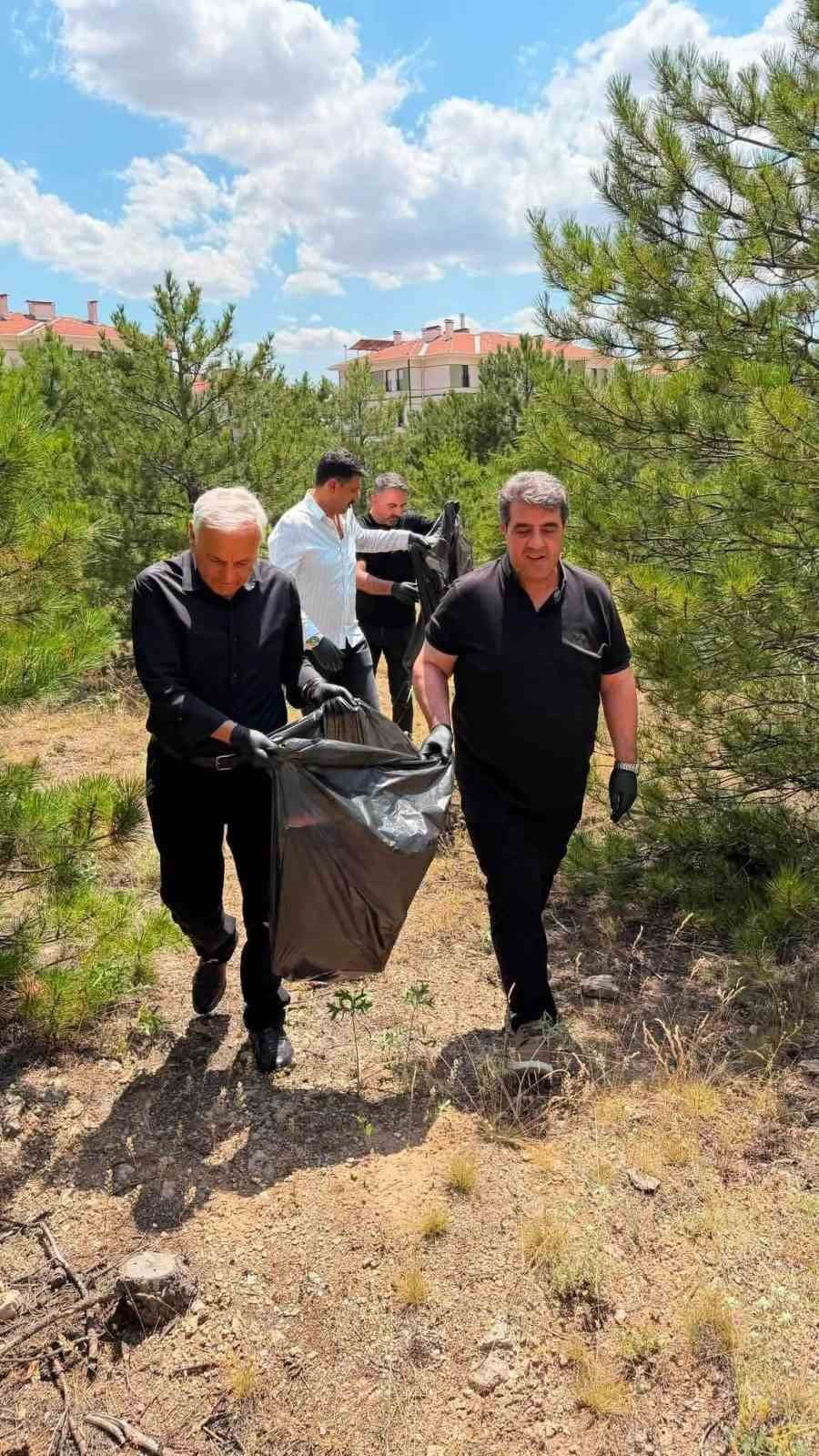ANAHTAR PARTİ KIRŞEHİR İL BAŞKANLIĞI, KINDAM TOKİ ORMANLIĞI'NDA DÜZENLENEN ORMAN TEMİZLİĞİ...