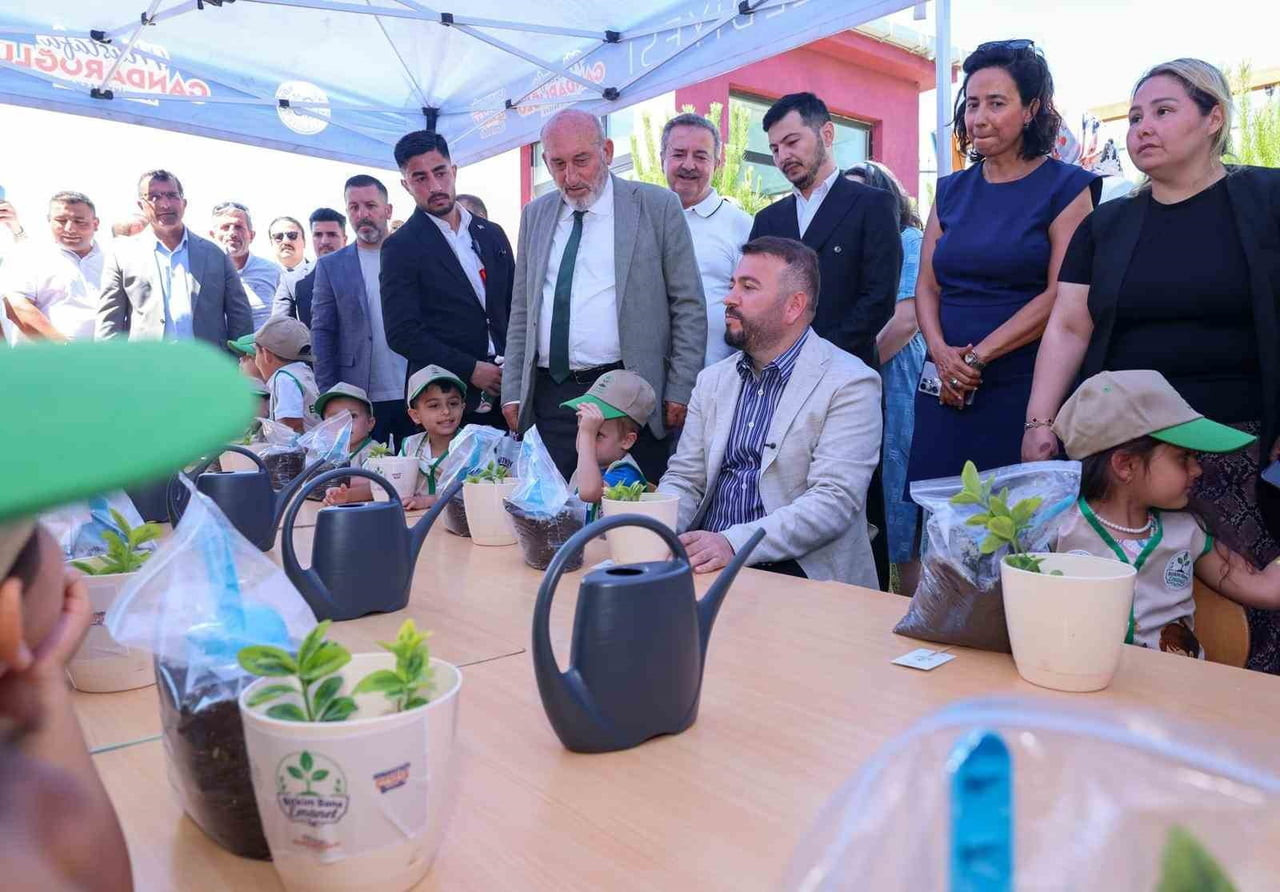 ANAOKULLARINDA EĞİTİM GÖREN ÖĞRENCİLERE BİTKİ FİDANI DAĞITILARAK YAZ TATİLİ BOYUNCA BU FİDANLARIN...