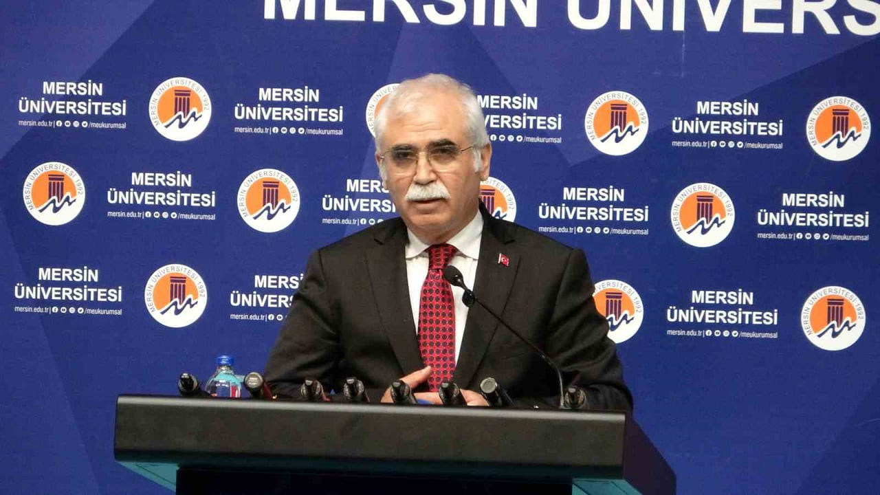 ANAYASA MAHKEMESİ BAŞKANI KADİR ÖZKAYA, MERSİN ÜNİVERSİTESİ'NDE DÜZENLENEN PROGRAMDA ÖĞRENCİLERLE...