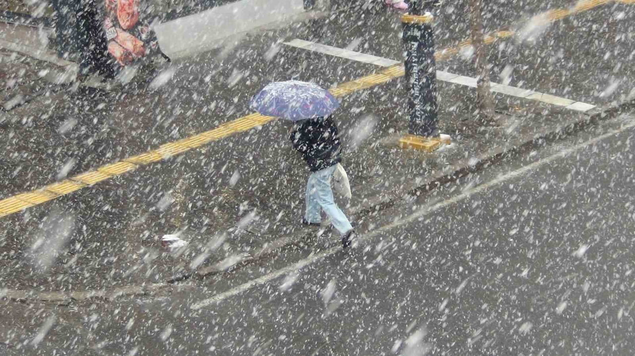 ANİDEN BASTIRAN YOĞUN KAR YAĞIŞI, KISA SÜREDE KENTİ BEYAZA BÜRÜDÜ.