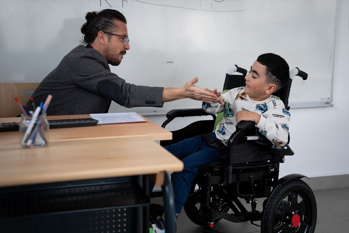 Ankara Bilkent Şehir Hastanesi Pediatrik Rehabilitasyon Kliniği'nde tedavi gören 7 yaşındaki...