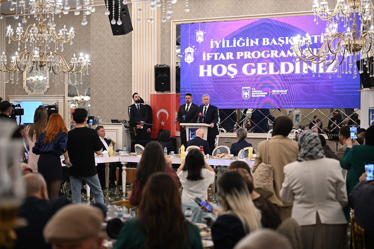 Ankara Büyükşehir Belediye (ABB) Başkanı Mansur Yavaş, Sincan'da vatandaşlarla iftar programında...
