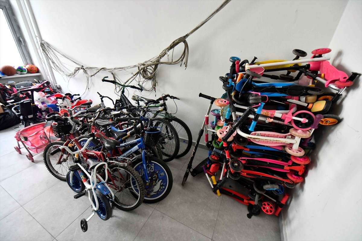 Ankara Büyükşehir Belediyesi (ABB) kentteki toplu taşıma araçlarında unutulan eşyaların...