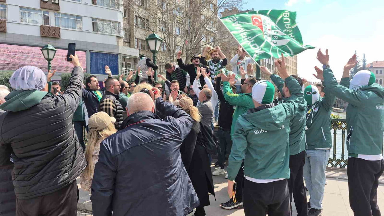 ANKARA DEMİRSPOR İLE OYNAYACAĞI MAÇ İÇİN ESKİŞEHİR'E GELEN BURSASPOR TARAFTARI, KENT MERKEZİNDE...