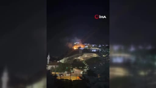 Ankara Kalesi yakınında otluk alanda yangın