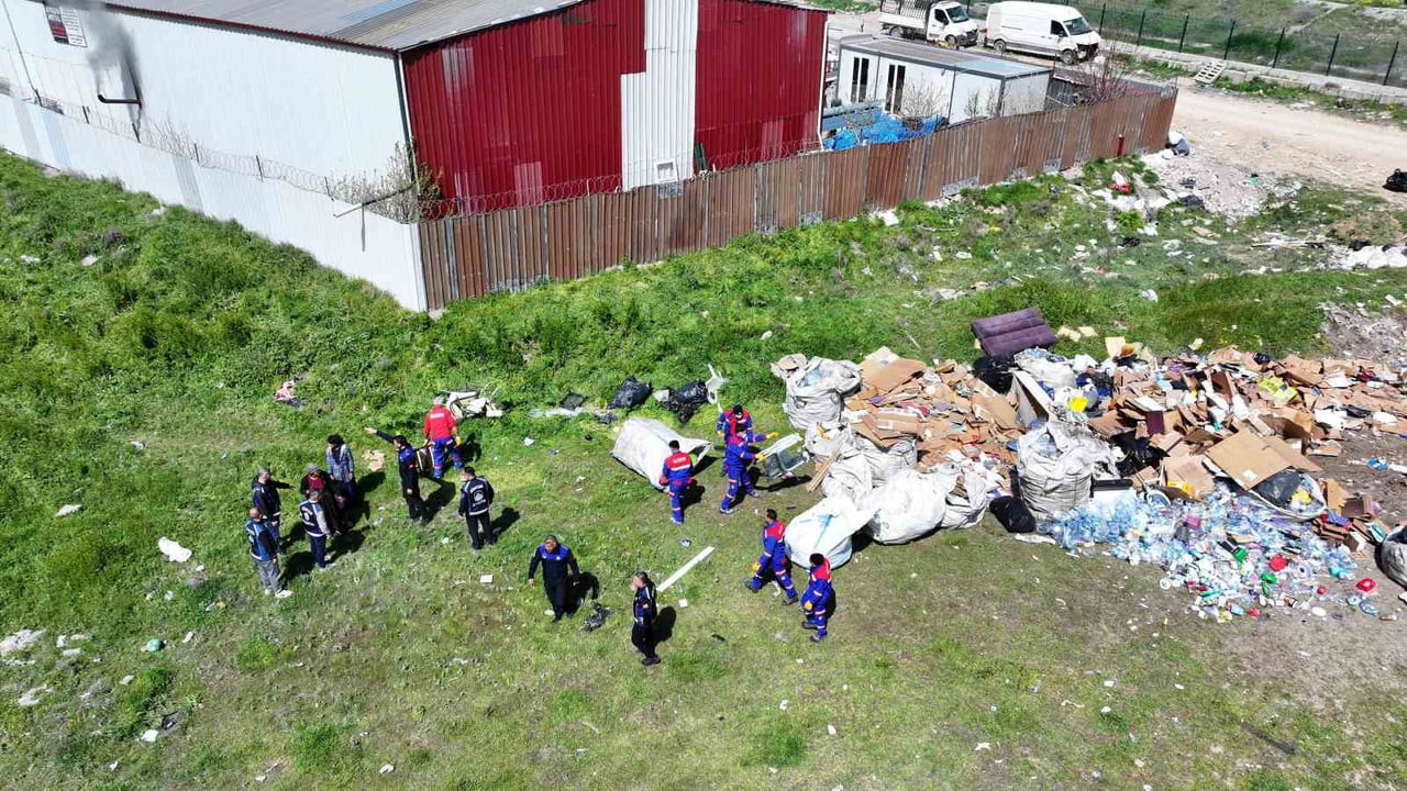 ANKARA SİNCAN BELEDİYESİ VATANDAŞLARDAN GELEN ŞİKAYETLER ÜZERİNE ÇEVRE TEMİZLİK ÇALIŞMALARINI...