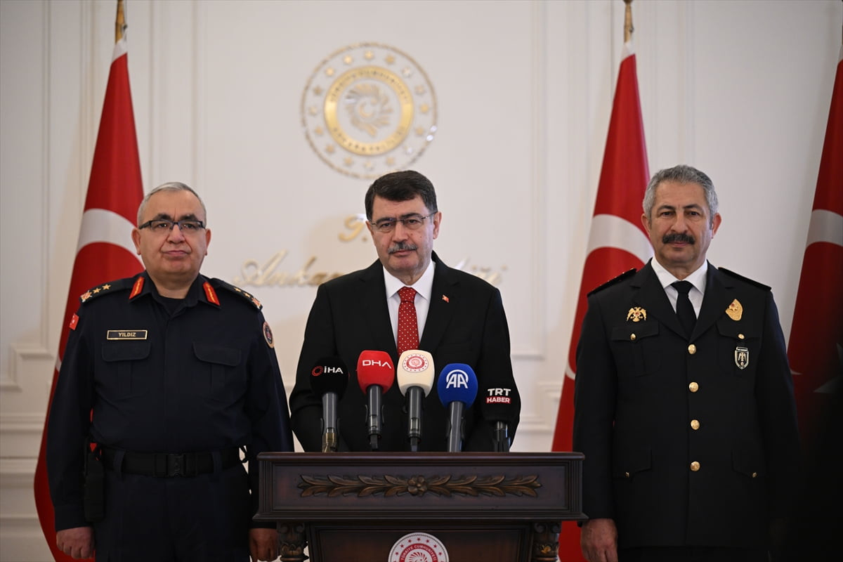 Ankara Valisi Vasip Şahin (ortada), Valilik binasında Ankara İl Emniyet Müdürü Engin Dinç (sağda)...