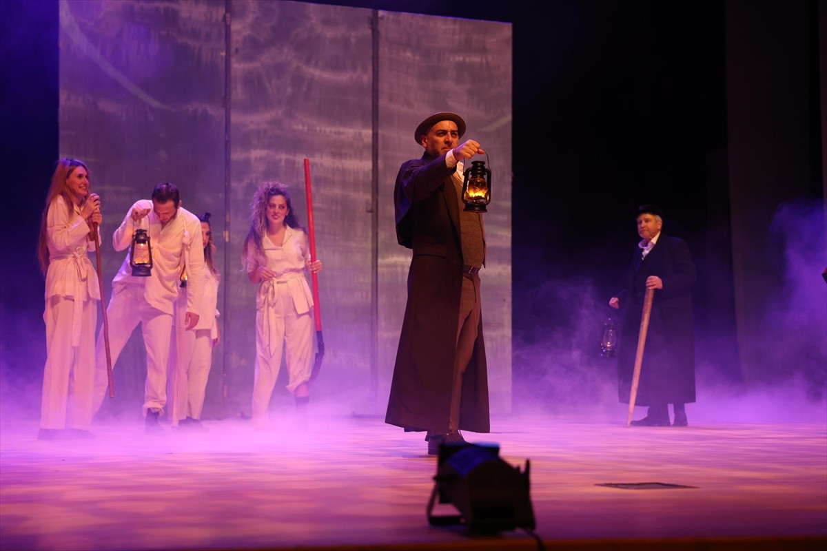 Ankara ve İstanbul Devlet Tiyatrosu ortak yapımı "Dracula: Bir Dehşet Komedisi" Denizli'de...