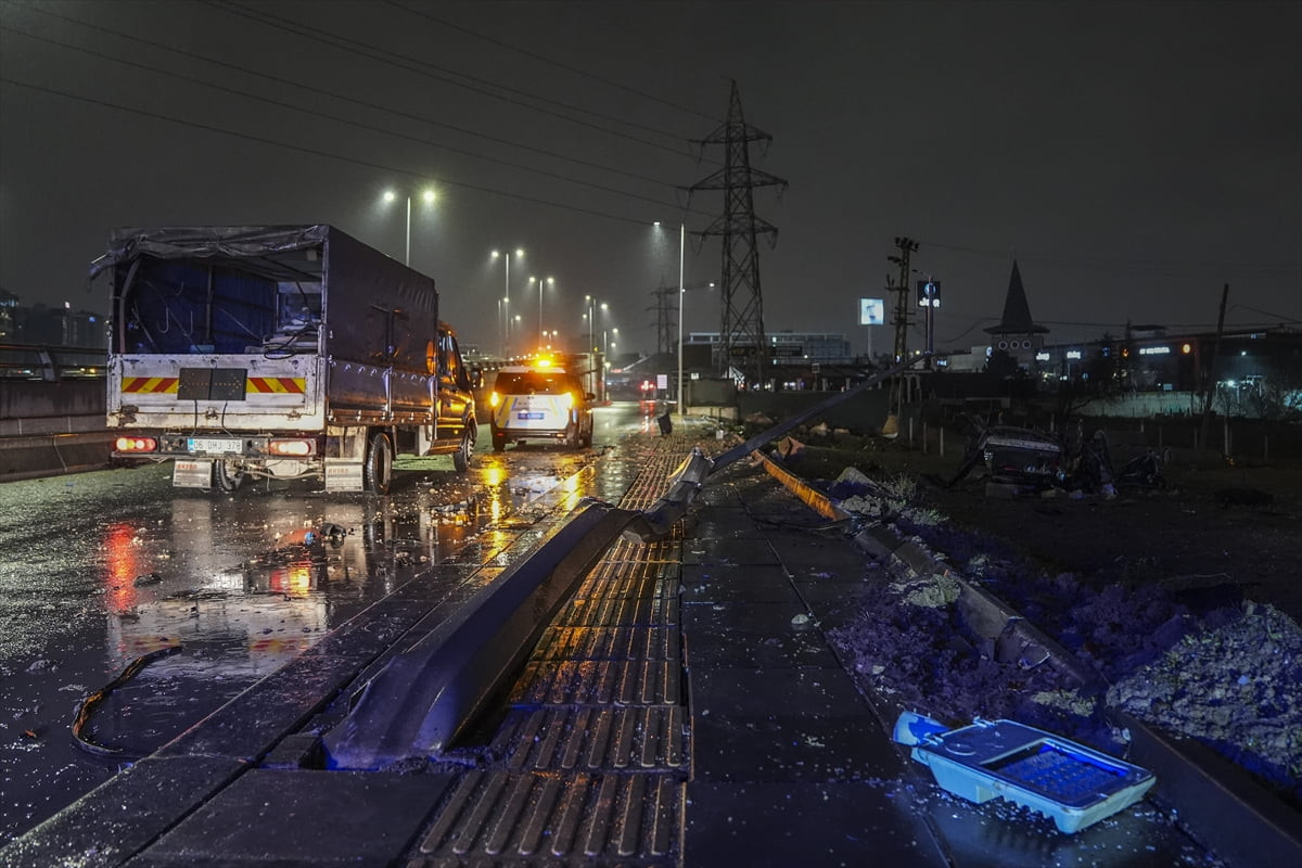 Ankara Yenimahalle İlçesi Macun Mahallesi Bağdat Caddesi'nde yol ayrımındaki bariyerlere ve...