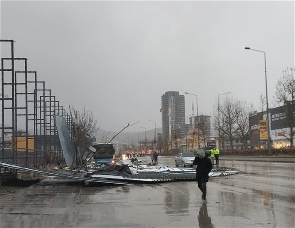 Ankara'da akşam saatlerinde başlayan ve zaman zaman etkisini artıran kuvvetli fırtına, hayatı...