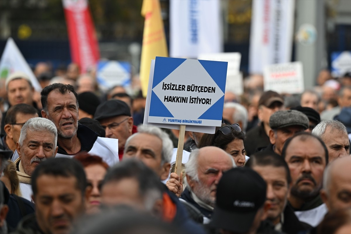 Ankara'da Anadolu Meydanı'nda "Emeklilerin ve Emekçilerin Bütçe Hakkı Mitingi" düzenlendi....