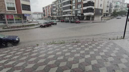 Ankara'da aniden yağmaya başlayan şiddetli yağmur, dolu yağışını da berberinde getirdi.