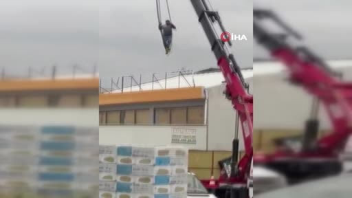 Ankara'da bir kişi vinçte sallandı: O anlar kameraya yansıdı