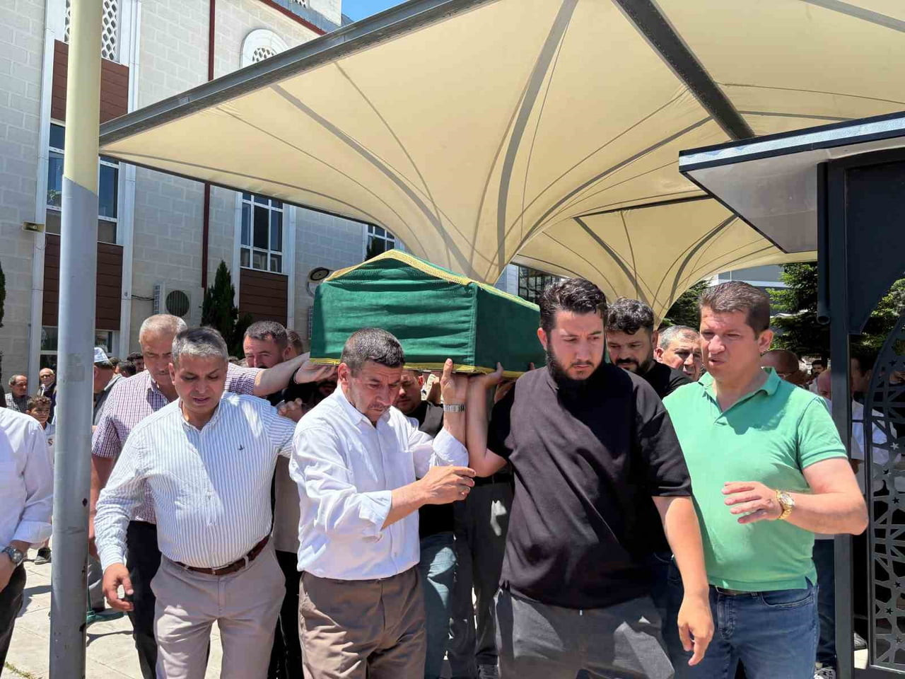 ANKARA'DA BİSİKLETİNE BİNDİĞİ SIRADA HAFİF TİCARİ ARACIN ÇARPMASI NEDENİYLE HAYATINI KAYBEDEN 11...