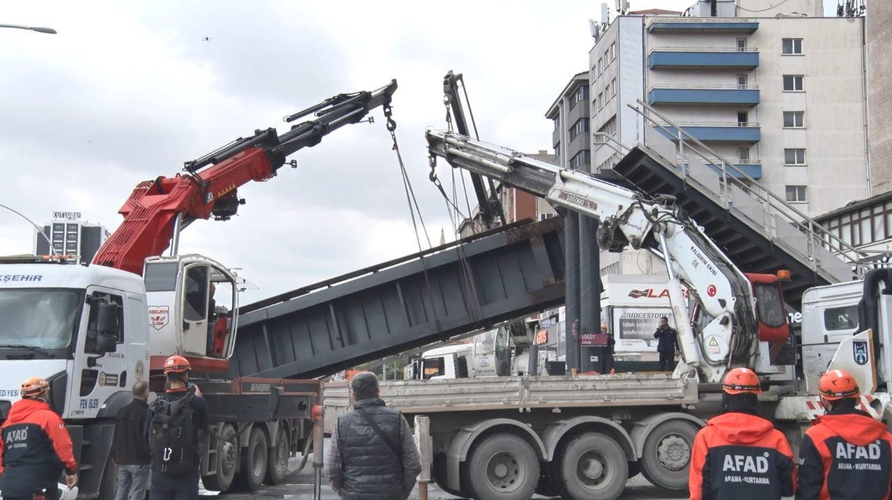 ANKARA'DA DAMPERİ BİR SÜREDİR AÇIK OLARAK İLERLEYEN BİR KAMYONUN ÜST GEÇİDE ÇARPMASI SONUCU...