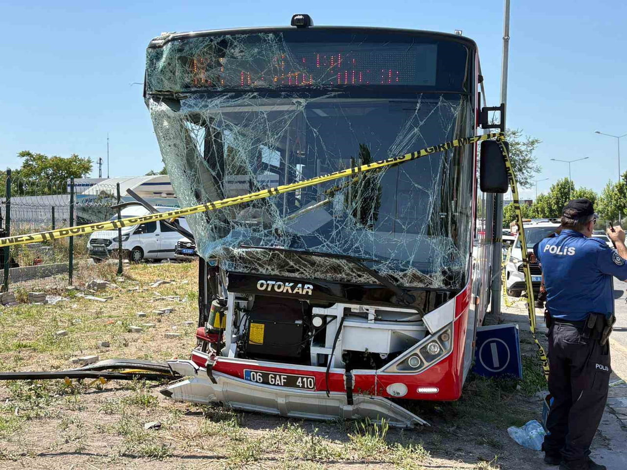 ANKARA'DA EGO'YA AİT YOLCU OTOBÜSÜNÜN KARIŞTIĞI TRAFİK KAZASINDA 1 KİŞİ HAYATINI KAYBETTİ, 9 KİŞİ...