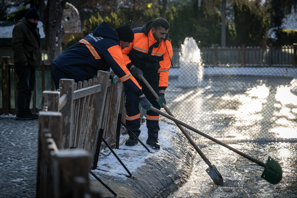 Ankara'da etkili olan kar yağışının ardından hava sıcaklığı sıfırın altında 11 dereceye kadar...