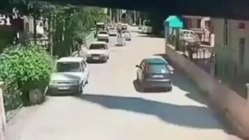 Ankara'da futbolcunun hayatını kaybettiği kazaya ilişkin güvenlik kamera görüntüleri ortaya...