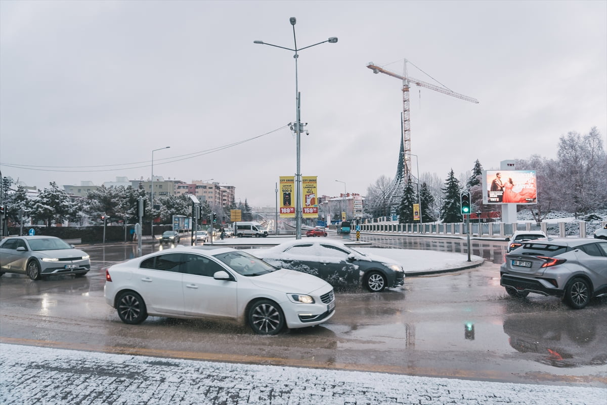 Ankara'da gece saatlerinde başlayan yağmur, ilerleyen saatlerde yüksek kesimlerde etkisini...