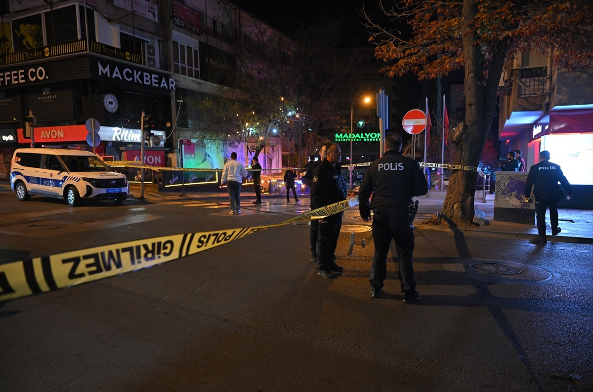 Ankara'da, gece saatlerinde bir eğlence mekanının önünde motosikletli şahıs tarafından tabancayla...