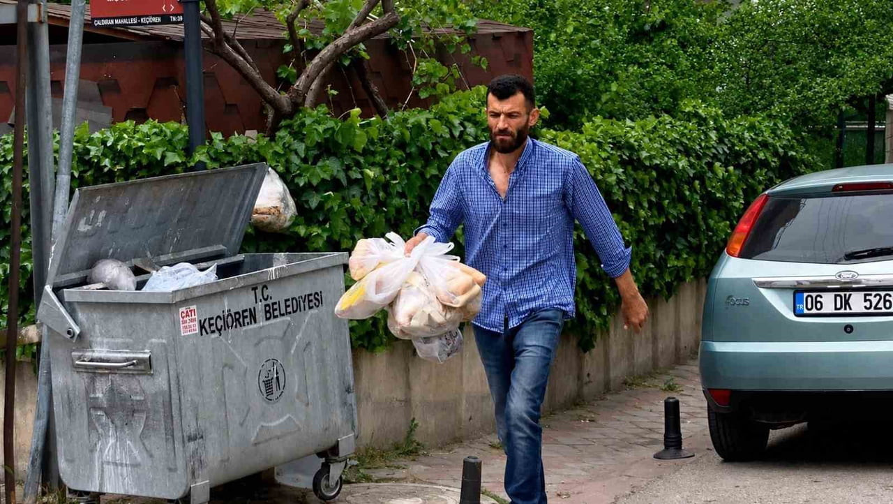 ANKARA'DA HURDACILIK YAPARAK GEÇİMİNİ SAĞLAYAN ZEKİ KARAKAYA, SOKAKLARDAN VE ÇÖPLERDEN TOPLADIĞI...