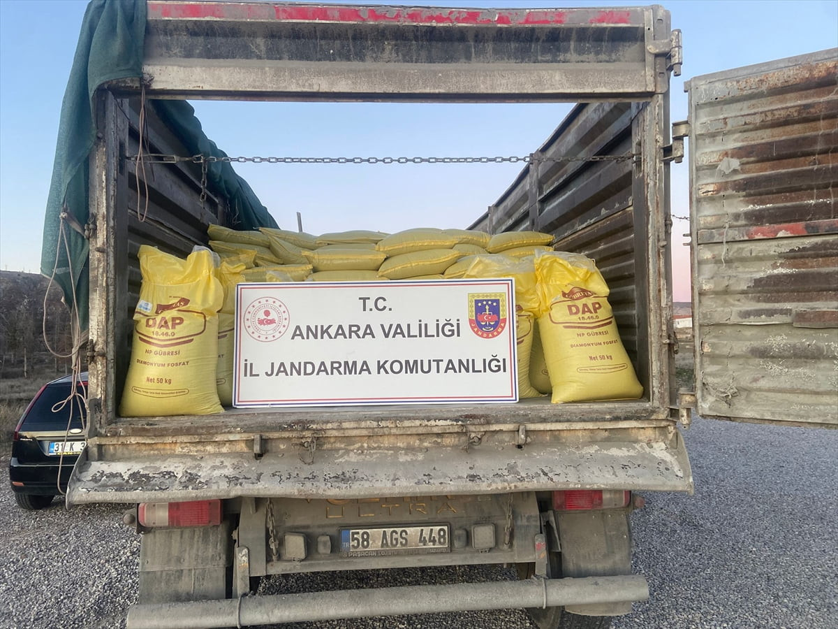 Ankara'da jandarma ekiplerince düzenlenen operasyonda 30 ton sahte gübre ele geçirildi, 3 şüpheli...