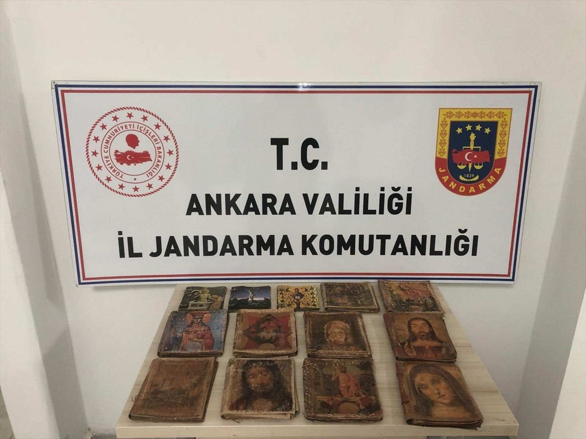 Ankara'da jandarma ekiplerince düzenlenen tarihi eser kaçakçılığı operasyonunda, Hristiyanlık ve...