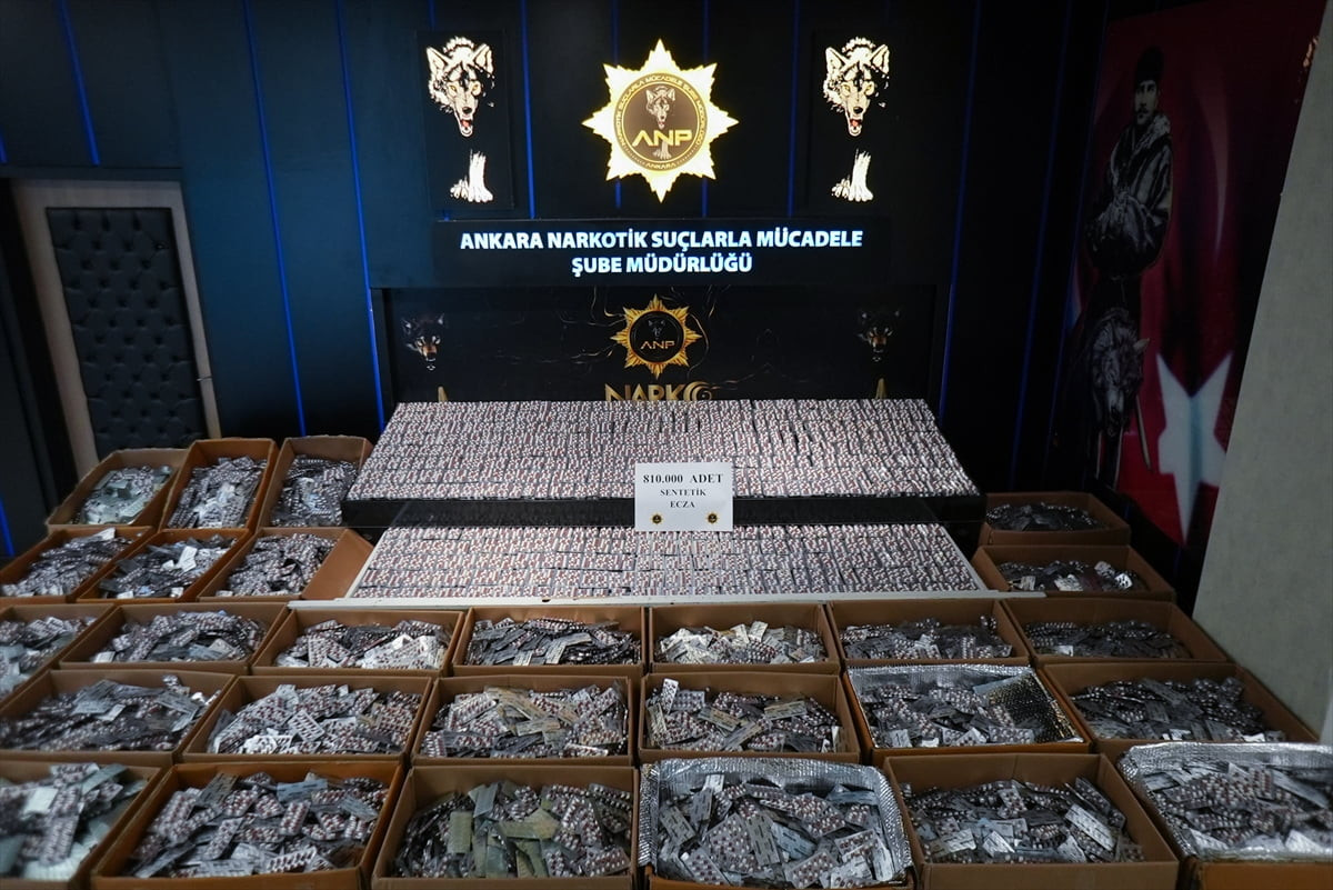 Ankara'da narkotik ekiplerince düzenlenen operasyonda 810 bin uyuşturucu hap ele geçirildi, iki...
