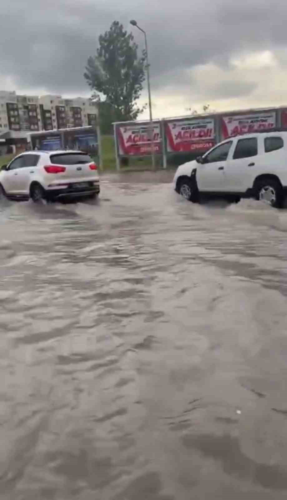 ANKARA'DA ÖĞLEDEN SONRA ETKİLİ OLAN ŞİDDETLİ YAĞMUR, CADDE VE SOKAKLARDA SU BİRİKİNTİLERİNE YOL...