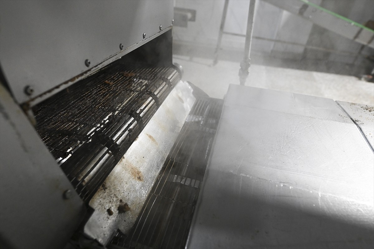 Ankara'da "taklit ve tağşiş" denetiminde üretime uygun olmayan yaklaşık 64 ton ürün ele geçirildi....