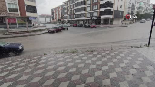 Ankara'da şiddetli yağan yağmur dolu yağışını da beraberinde getirdi