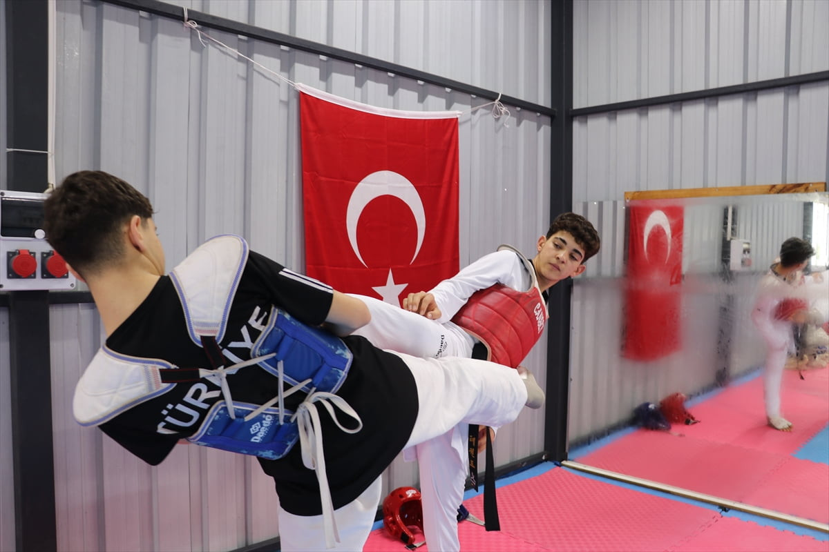 Ankara'da yarın başlayacak Yeşilay Türkiye Gençler Tekvando Şampiyonası'na antrenör babalarının...