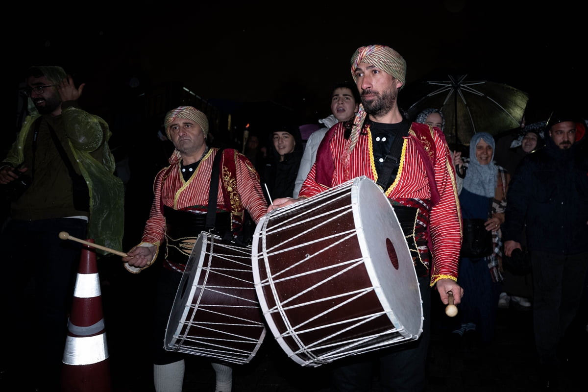  Ankara'daki sivil toplum kuruluşları, ramazanın başlaması dolayısıyla fener alayı düzenledi. Hacı...