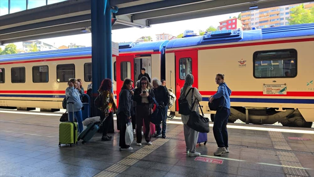 Ankara'dan yola çıkan Turistik Karaelmas Ekspresi, ikinci kez Zonguldak'a geldi. Trenle kente...