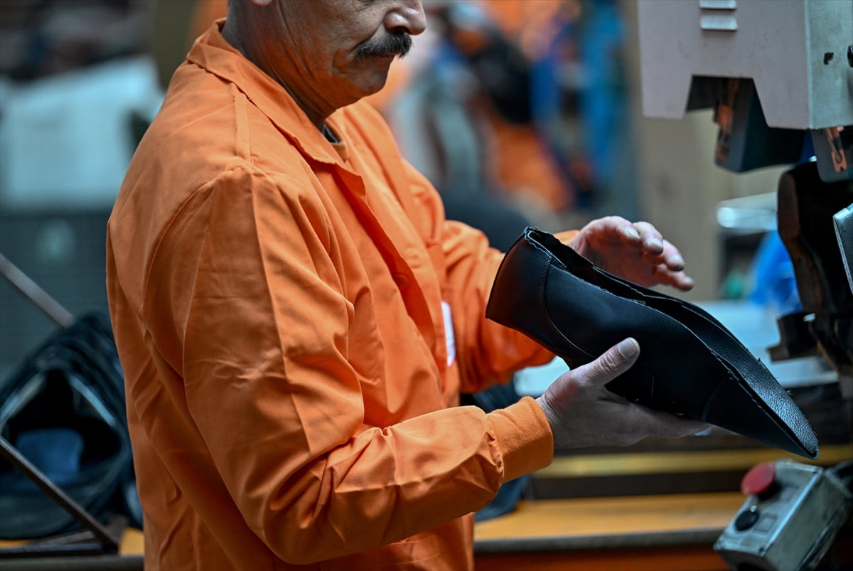 Ankara'nın Ayaş ilçesinde bulunan Açık Ceza İnfaz Kurumu'ndaki ayakkabı üretim atölyesi, günlük...