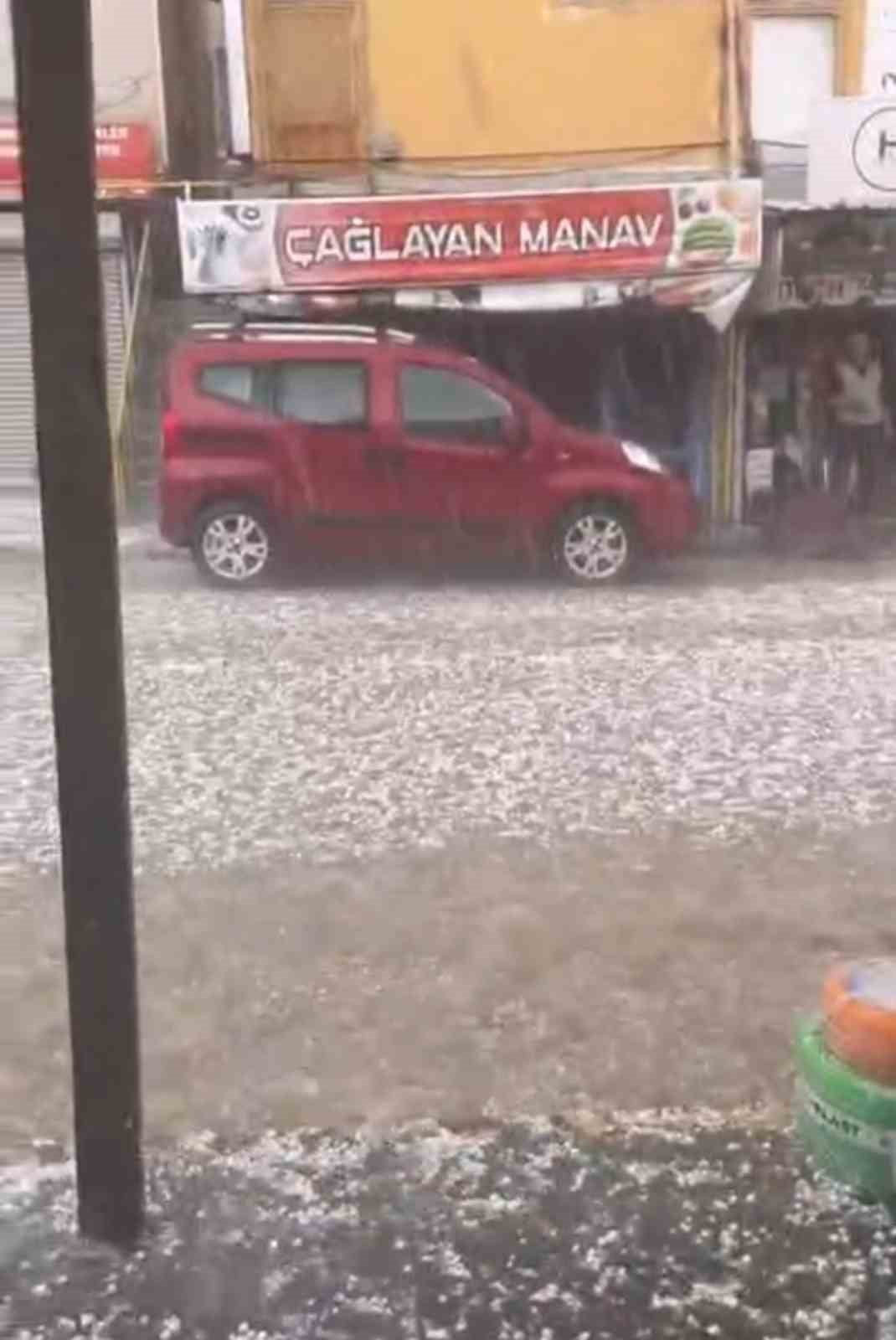 ANKARA'NIN BALA İLÇESİNDE ETKİLİ OLAN SAĞANAK BERABERİNDE DOLU YAĞIŞINI DA GETİRDİ. CEVİZ...