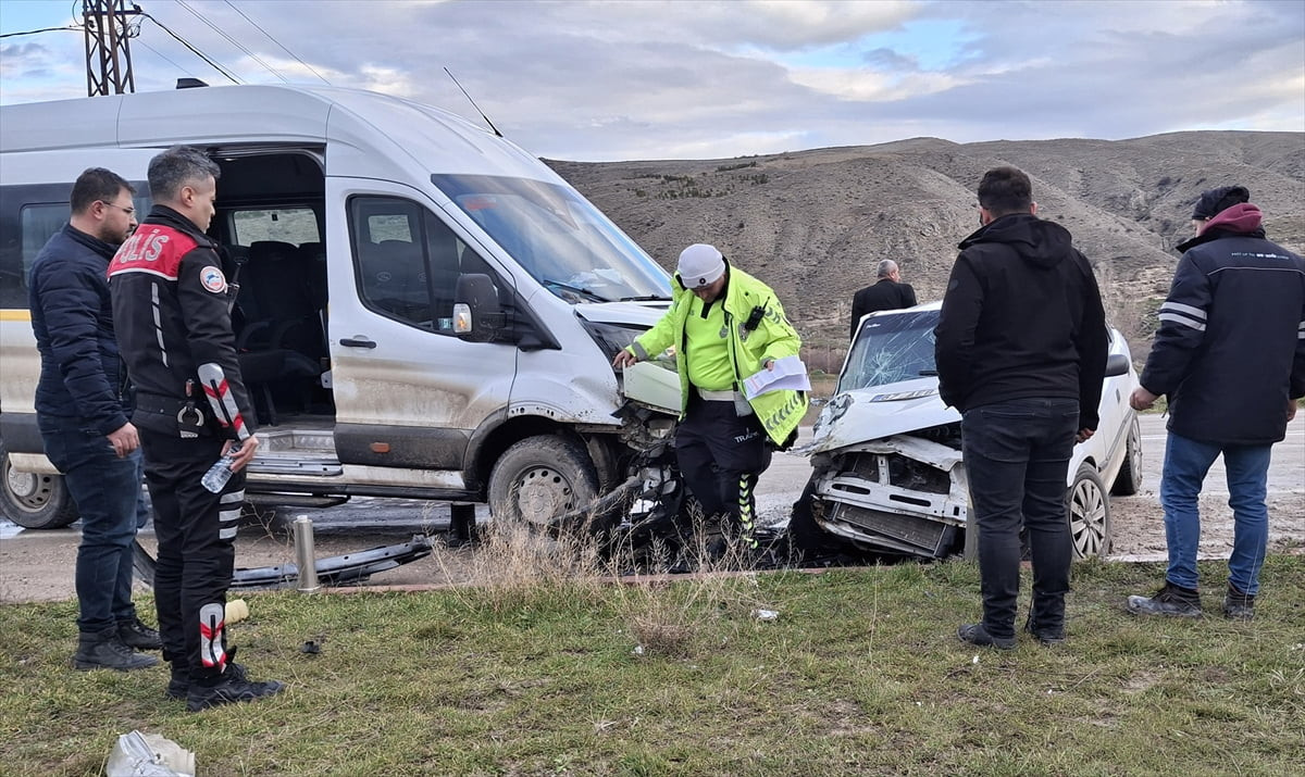 Ankara'nın Beypazarı ilçesinde otomobil ve minibüsün çarpışması sonucu 4 kişinin...