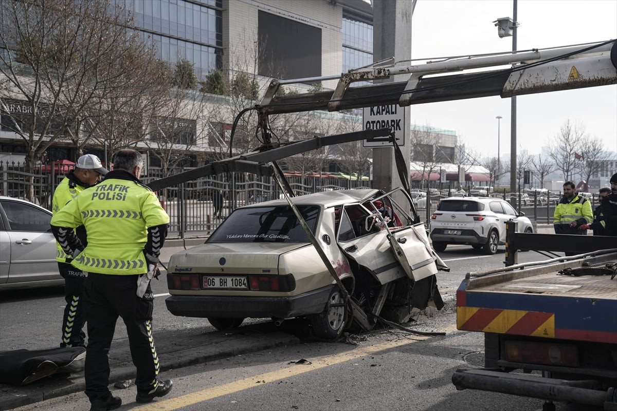 Ankara'nın Çankaya ilçesinde direğe çarpan otomobilin sürücüsü yaralandı. E.K. (22) idaresindeki...
