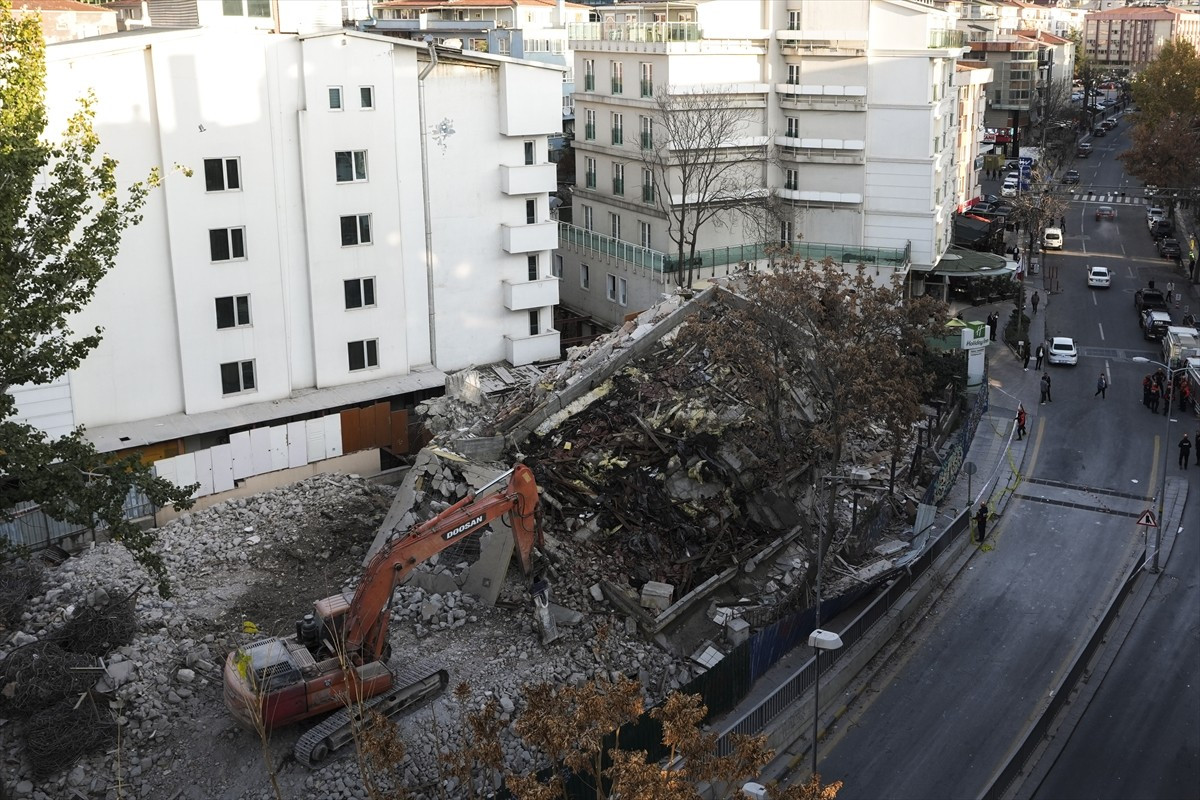 Ankara'nın Çankaya ilçesinin Tunus Caddesi'nde yer alan 5 katlı apartman, yıkım çalışması...