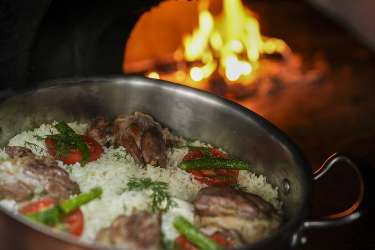 Ankara'nın coğrafi işaret tescilli, ismiyle müsemma lezzetlerinden Ankara tava, geleneksel Türk...