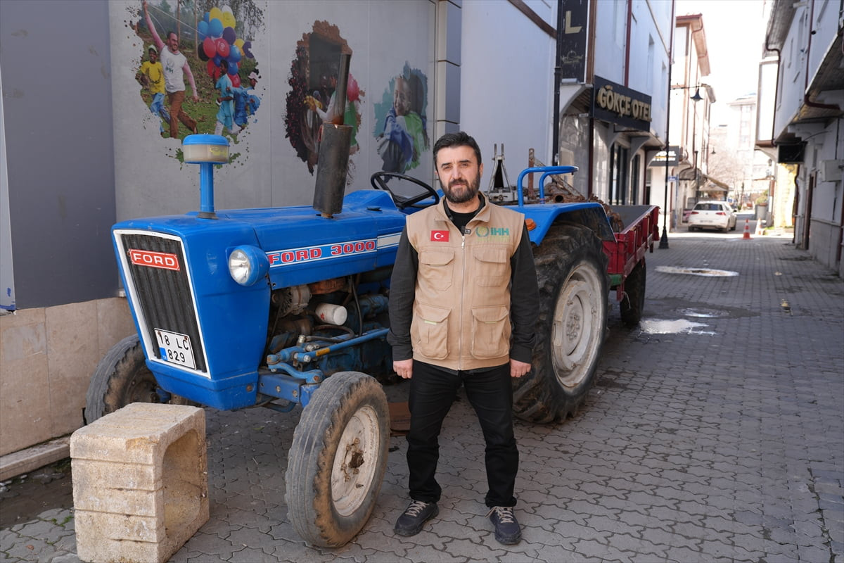 Ankara'nın Çubuk ilçesinde bir hayırsever, traktör ve tarım ekipmanını Filistinlilere destek...