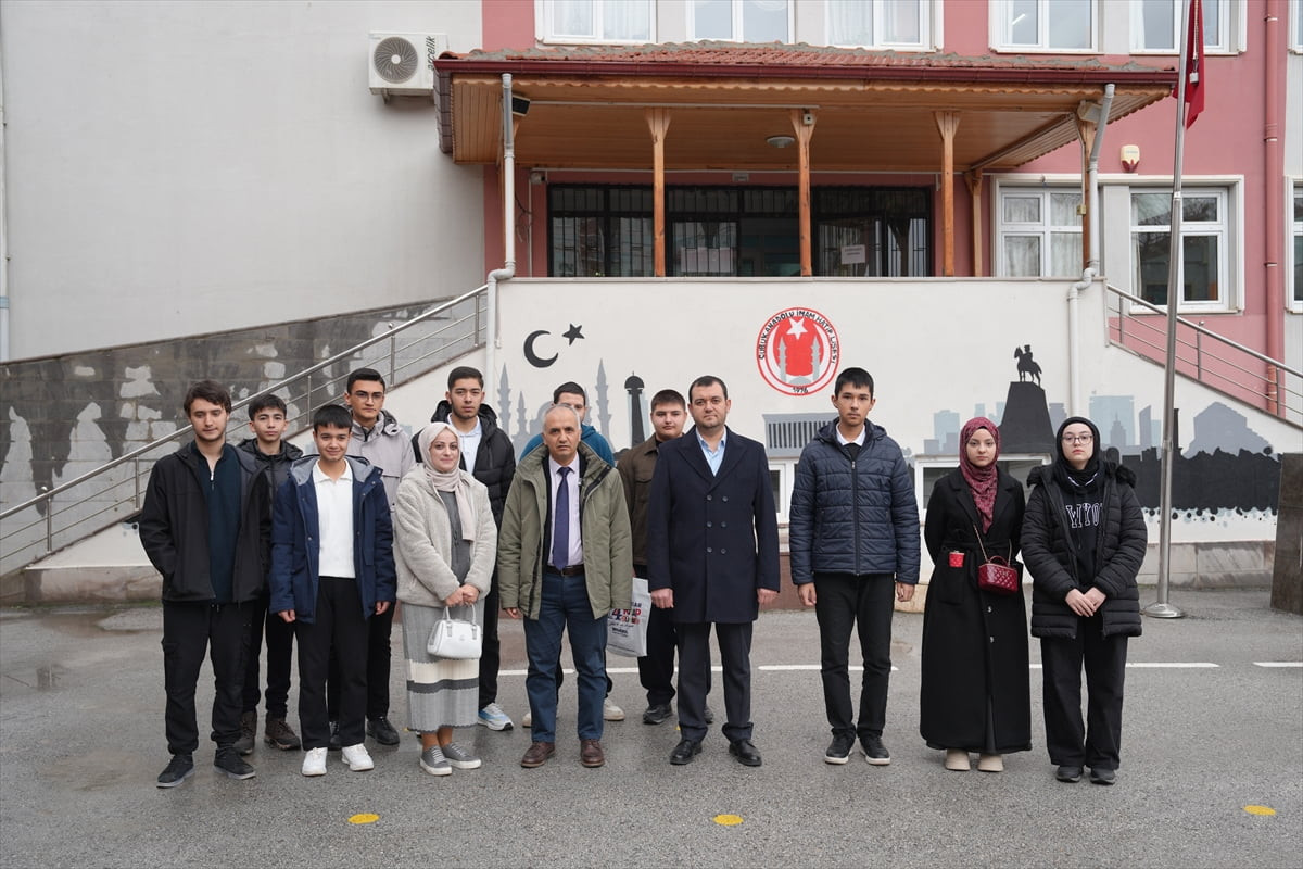Ankara'nın Çubuk ilçesinde Çubuk Anadolu İmam Hatip Lisesi ve Çubuk Anadolu Lisesi öncülüğünde...