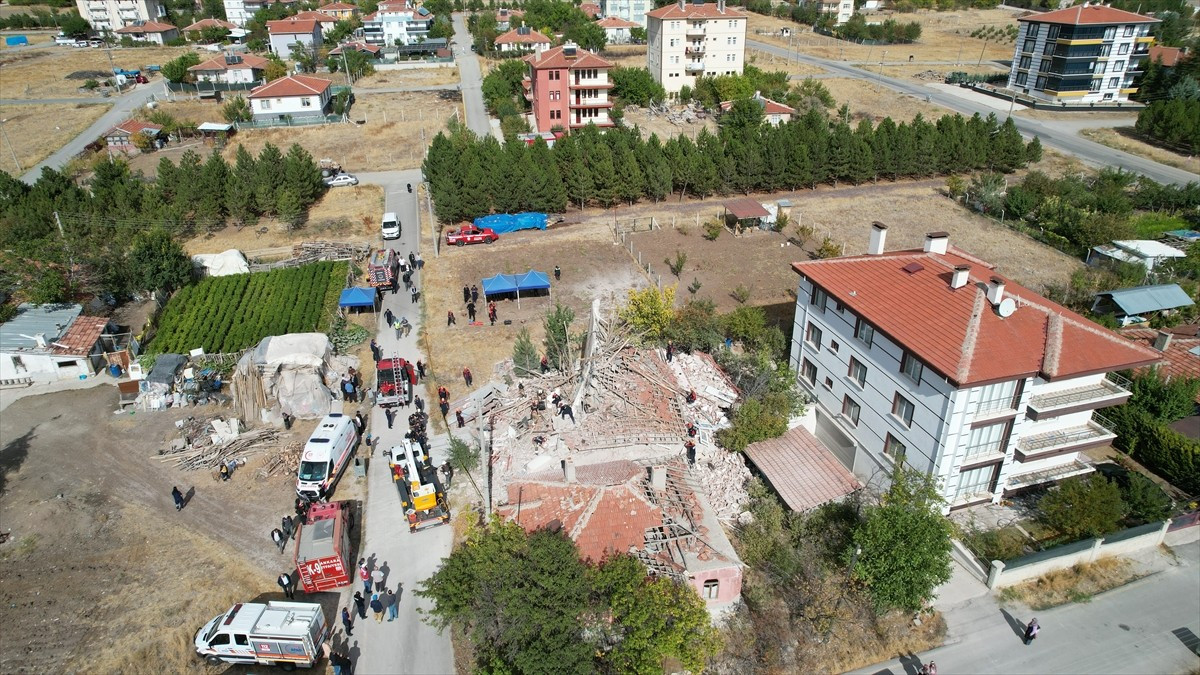 Ankara'nın Çubuk ilçesinde deprem riski nedeniyle bir süre önce tahliye edilen 4 katlı bina çöktü....