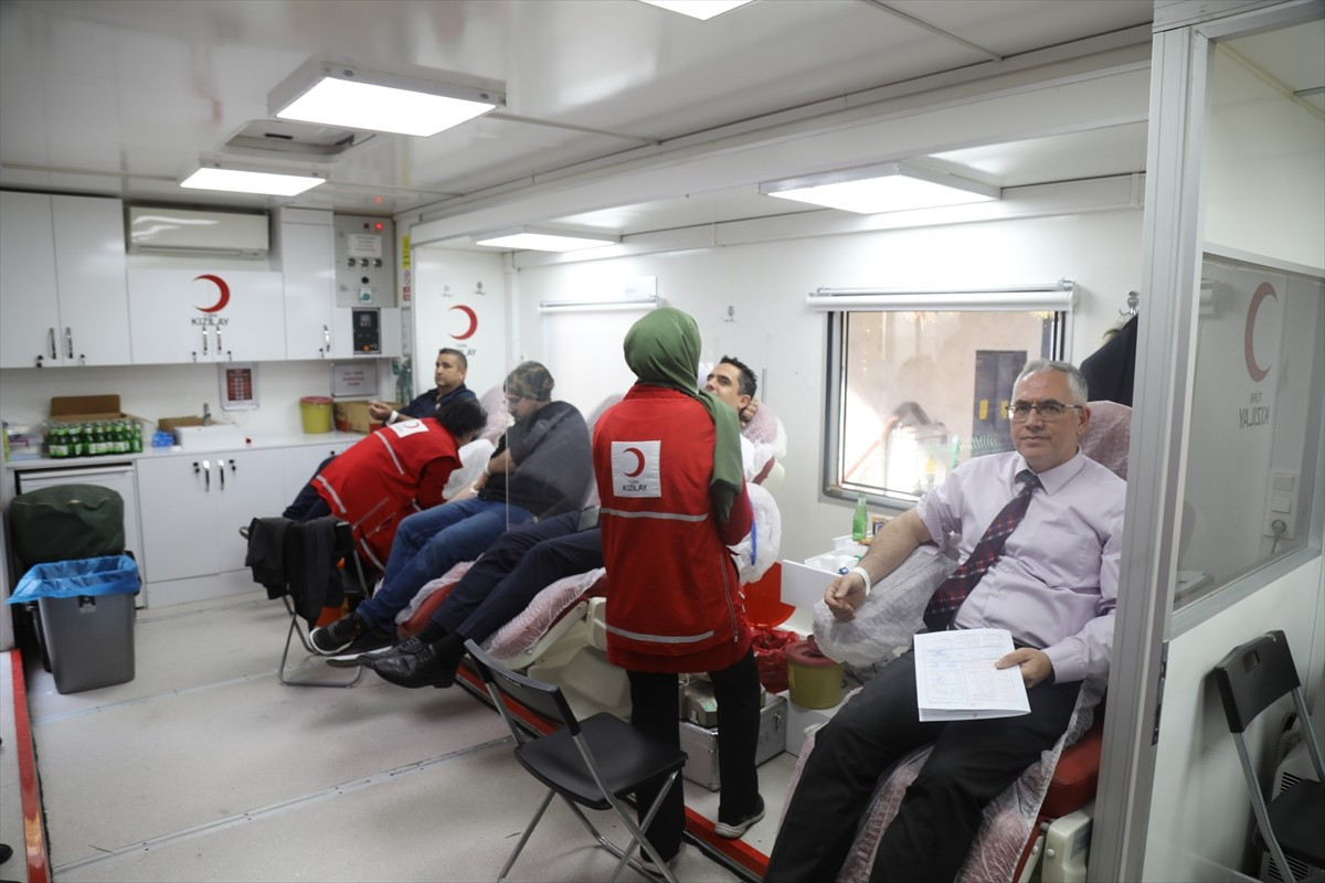 Ankara'nın Çubuk ilçesinde, ilkokul öğrencilerinin başlattığı "Bir Kan, Bir Can" kampanyasına...