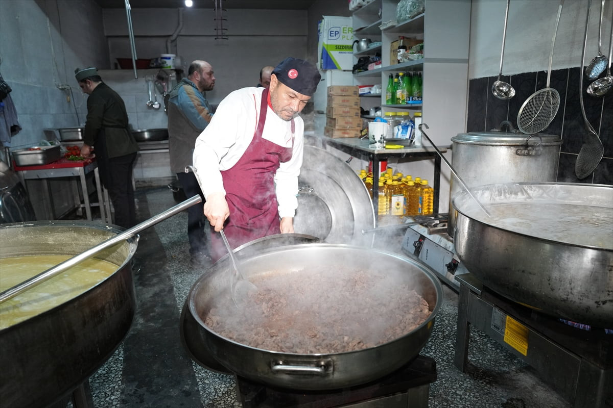 Ankara'nın Çubuk ilçesinde ramazan ayında kurulan Mevlana Aşevi'nde ihtiyaç sahipleri için her gün...
