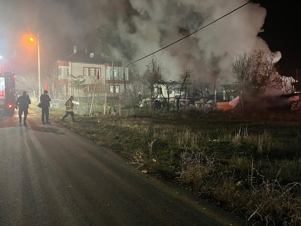 Ankara'nın Çubuk ilçesinde zihinsel engelli üç kardeşin yaşadığı tek katlı ev, çıkan yangında...