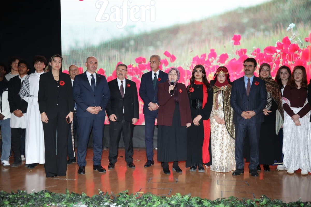 Ankara'nın Gölbaşı ilçesinden Çanakkale'ye giden Türk ve yabancı öğrencilerin çektiği "Dedem de...