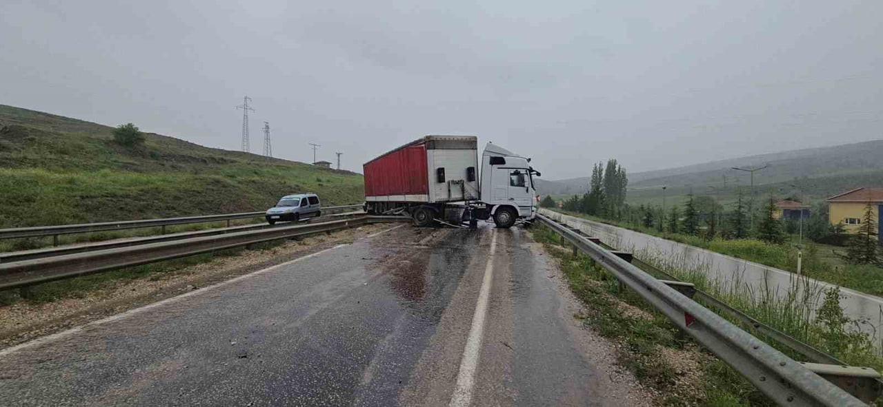 ANKARA'NIN HAYMANA İLÇESİNDE YOLDAN ÇIKARAK KARŞI ŞERİDE GEÇEN TIR İLE MİNİBÜSÜN ÇZARPIŞMASI...